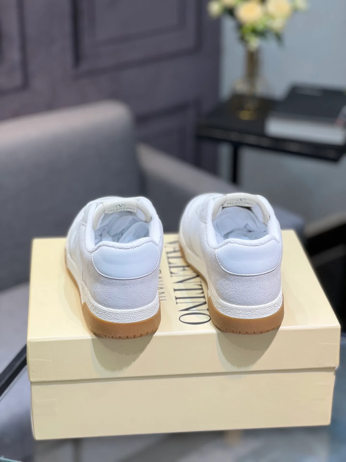 Men's shoes 💰720 VALENTINO Valentino 2025 popular casual sports shoes! 👍Fabric: Original custom punched + full-grain cowhide 👍Feet: cowhide + V-mark special injection insole (original 1:1) 👍Outsole: TPR+raw rubber combination wear-resistant outsole 👍Packaging: original beige full set of noble counter packaging 👍Code number: women's 35-41, men's 38-45 women's 40.41 men's 45.46 customized